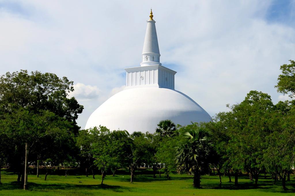 Hotel Sisilthera Anuradhapura Exterior photo