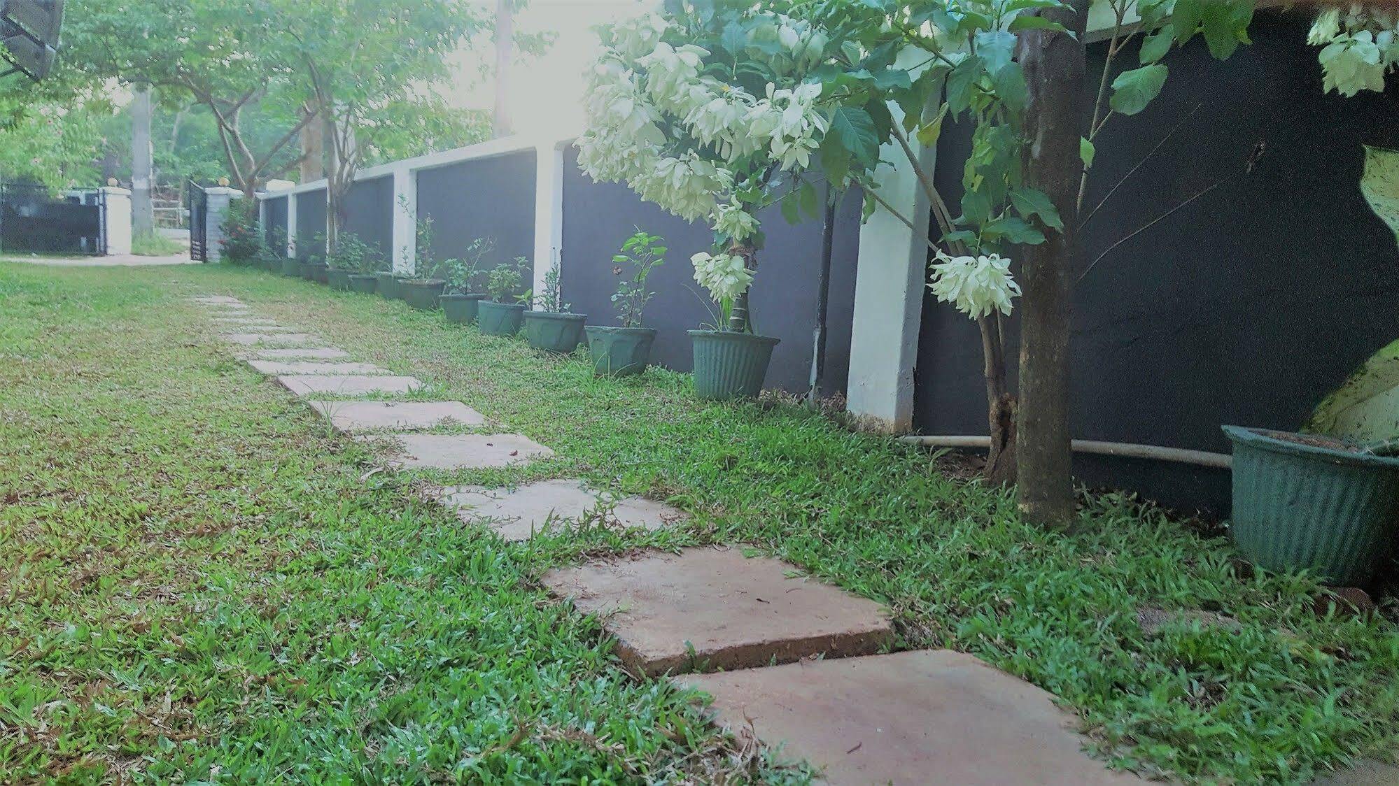 Hotel Sisilthera Anuradhapura Exterior photo